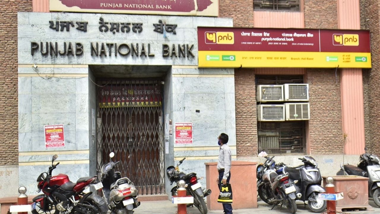 কোনও গ্রাহক চাইলে এটিএম বা ইন্টারনেট ব্যাঙ্কিং বা মোবাইল ব্যাঙ্কিং অ্যাপ্লিকেশনের মাধ্যমেও কোনও এনকোয়ারি বা টু-ফ্যাক্টর অথেনটিকেশনের মাধ্যমে অ্যাকাউন্ট আপডেট করতে পারেন। Photos Credit: Getty Images