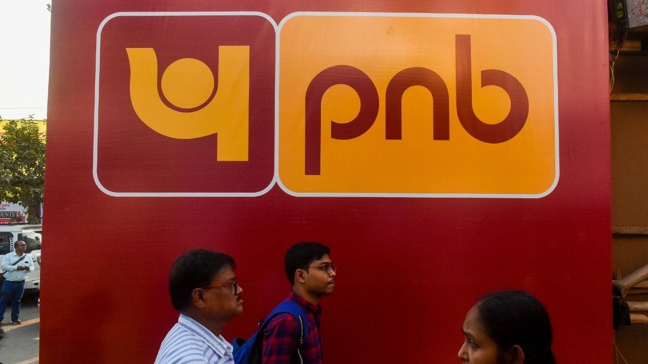 পিএনবি-র এই সিদ্ধান্তে বহু গ্রাহকরাই প্রভাবিত হতে চলেছে। দ্য ইকোনমিক টাইমসের রিপোর্ট অনুযায়ী, পিএনবি-র বহু অ্যাকাউন্ট বন্ধ করে দেওয়া হবে। যাদের অ্যাকাউন্ট দীর্ঘদিন ধরে নিষ্ক্রিয় হয়ে রয়েছে, তাদের অ্যাকাউন্ট বন্ধ হয়ে যাবে।