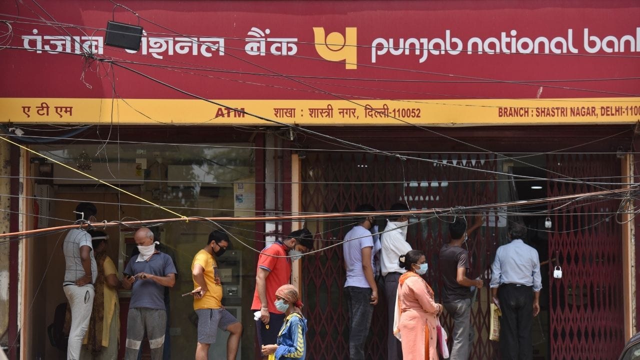 যদি কোনও গ্রাহক তাঁর অ্যাকাউন্ট সক্রিয় রাখতে চান, তাহলে ই-কেওয়াইসি (e-KYC) করতে হবে। আজ বিকেল ৫টার মধ্যে যদি কেওয়াইসি আপডেট না করেন, তাহলে আগামিকাল থেকে অ্যাকাউন্ট বন্ধ হয়ে যেতে পারে। Photos Credit: Getty Images