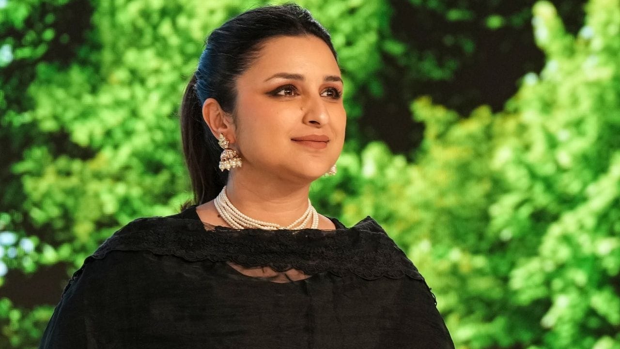 রাঘব চাড্ডার যেখানে একটি মাত্র গাড়ি রয়েছে, সেখানে পরিণীতির বিলাসবহুল গাড়ির সম্ভার আছে। একটি রেঞ্জ রোভার ভ্যোগ (Range Rover Vogue) গাড়ি রয়েছে, যার দাম ১ কোটি ৩০ লক্ষ টাকা।