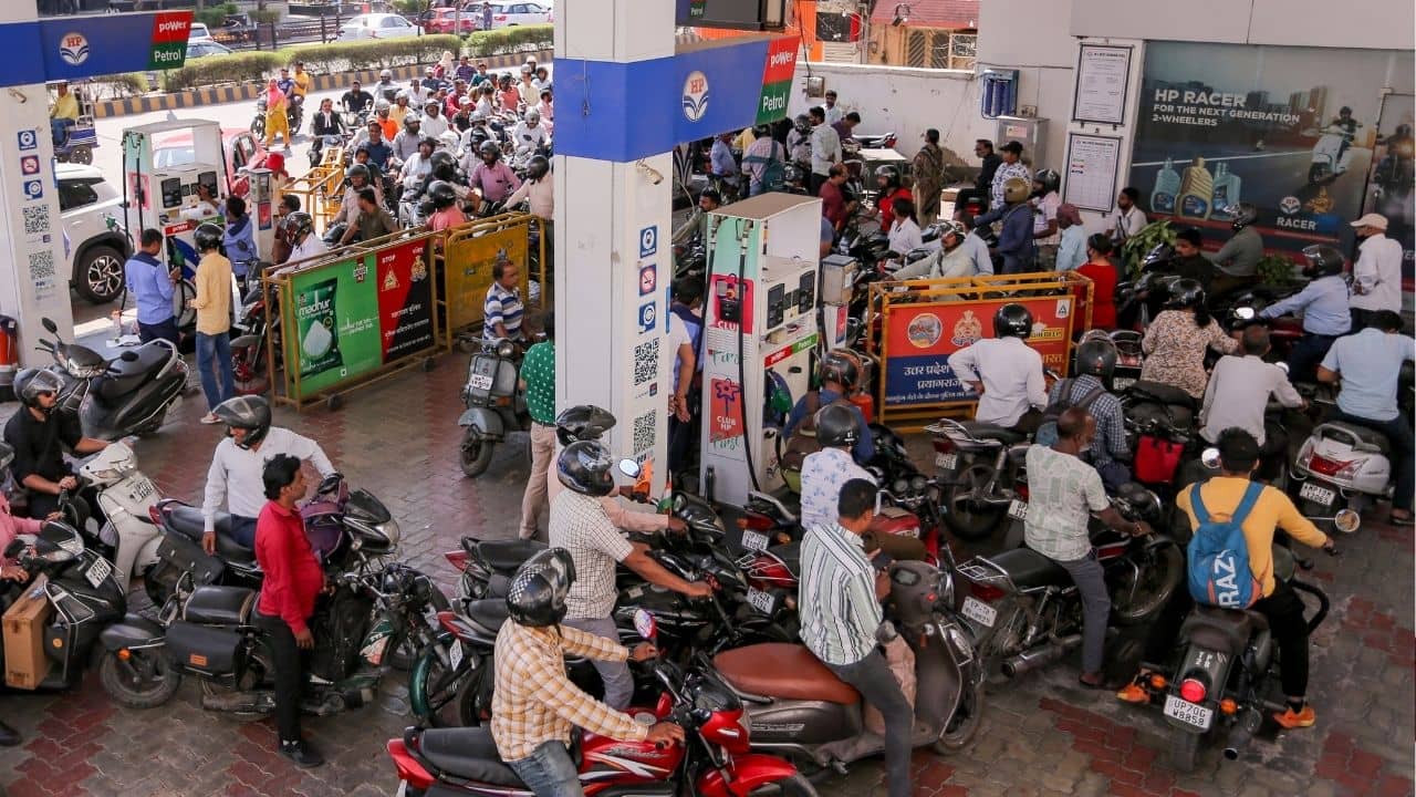 Petrol-Diesel Price Hike: ভোট মিটলেই পেট্রোল-ডিজেলের দাম লিটার প্রতি ২৫ টাকা বেড়ে যাবে? কী বলছে কেন্দ্র