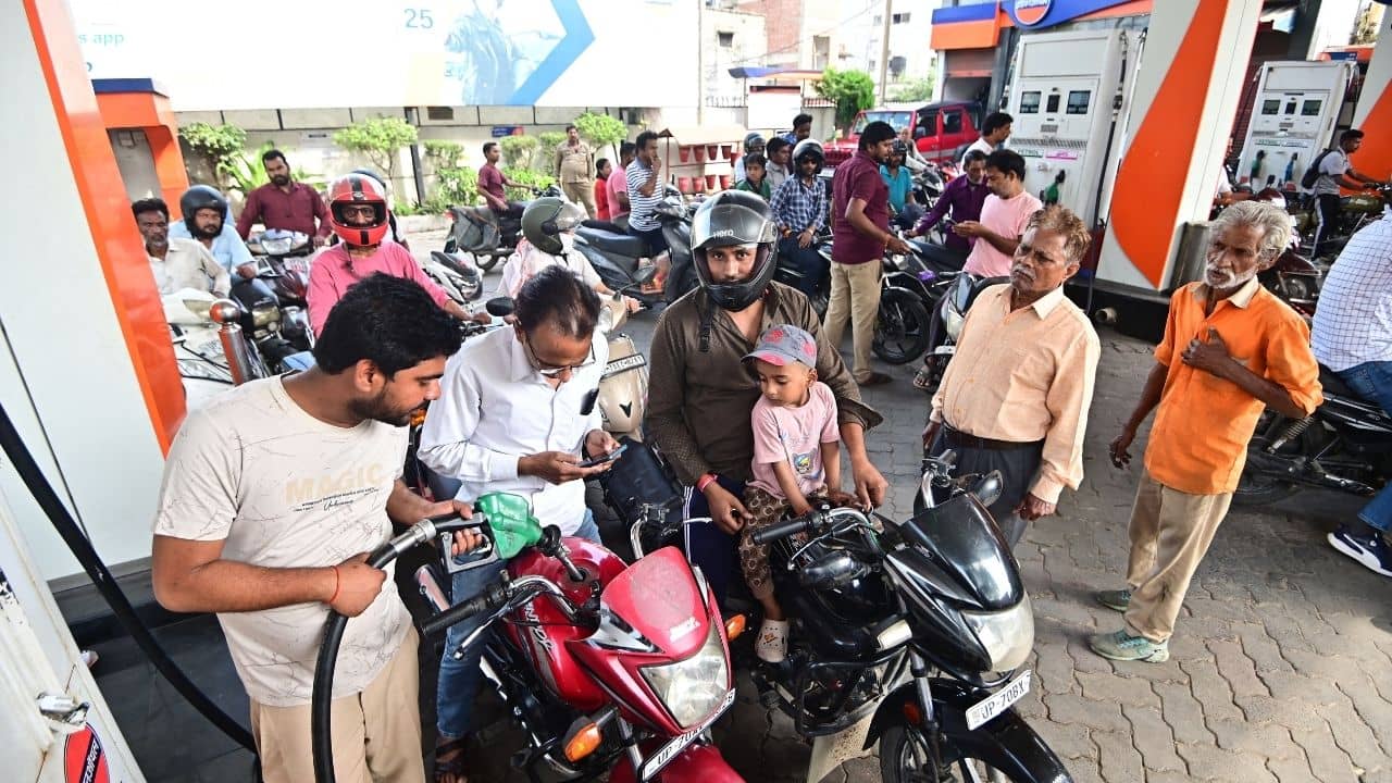Petrol Pumps: পেট্রোল পাম্পে জ্বালানির পাশাপাশি এই পরিষেবাও পাওয়া যায়, তাও পুরো ফ্রি! অনেকে জানেন না...