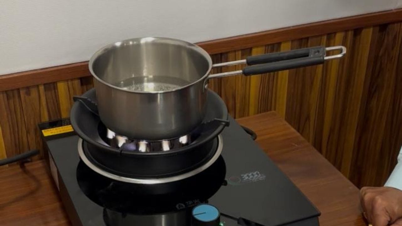 বিদ্যুতের মাধ্যমেই চলবে এই বিশেষ স্টোভটি। তবে, ইন্ডাকশনের মতোও নয়। দু'টো বিদ্যুতে চললেও কাজ আলাদা। প্লাজ়মা স্টোভের ক্ষেত্রে বিদ্যুত ব্যবহার করে কোনওরকম জ্বালানি ছাড়াই গ্যাসের মতোই আগুন তৈরি হবে।