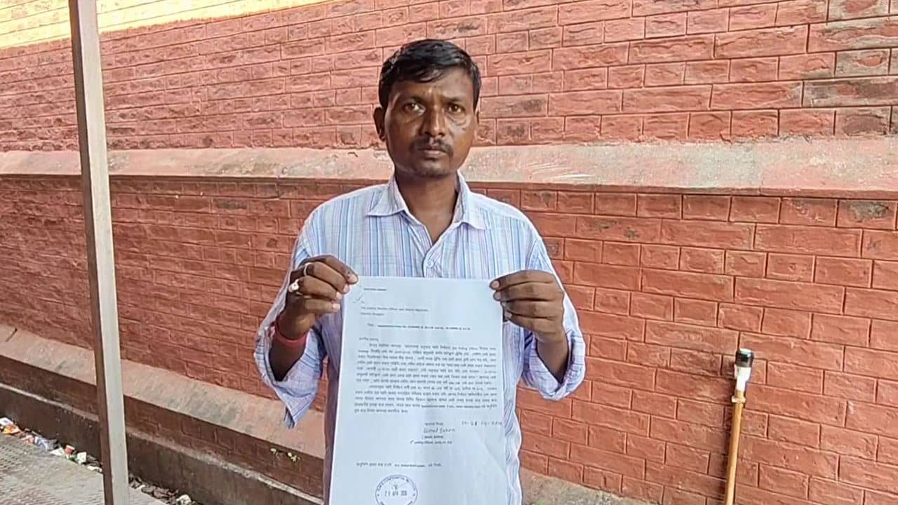 Balurghat Postal Ballot Allegation: লাইনে দাঁড়িয়েও দেওয়া হল না, কে দিয়ে গেল পোস্টাল ব্যালটে ভোট?