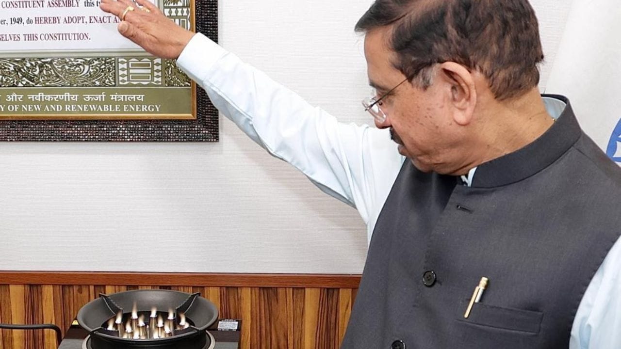 বিশেষ প্রোডাক্টটি হল প্লাজ়মা ইলেকট্রিক স্টোভ। গ্যাস ওভেনের মতো দেখতে। কিন্তু, কোনও এলপিজি সিলিন্ডার ছাড়াই রান্না হবে। সম্প্রতি কেন্দ্রীয় মন্ত্রী প্রহ্লাদ যোশী এই বিশেষ উদ্ভাবনের কথা তুলে ধরেছেন।