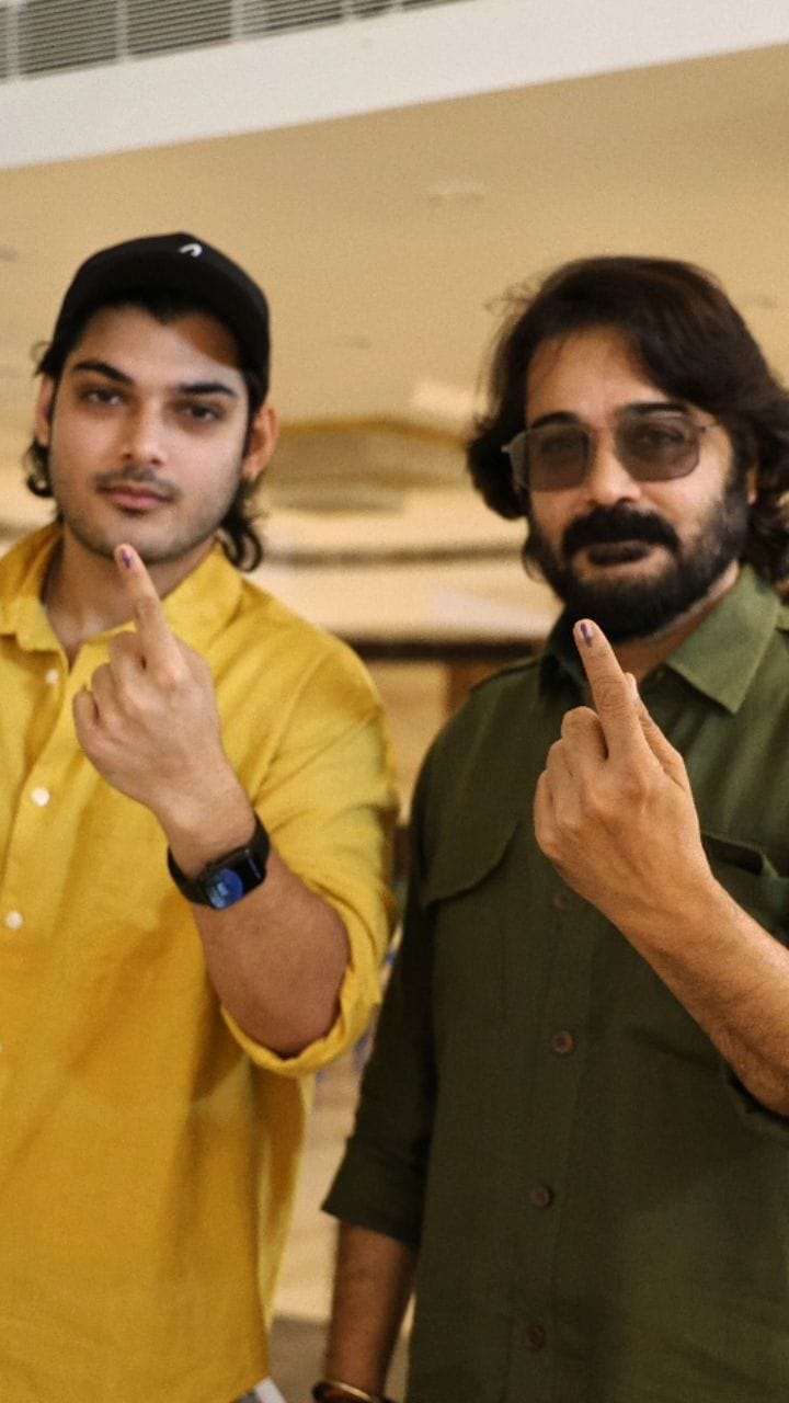 ছেলের প্রথম ভোটে তাঁর সঙ্গে বাবা প্রসেনজিৎ