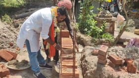 ভোট প্রচারে বেরিয়ে রাজমিস্ত্রির কাজ করলেন BJP প্রার্থী