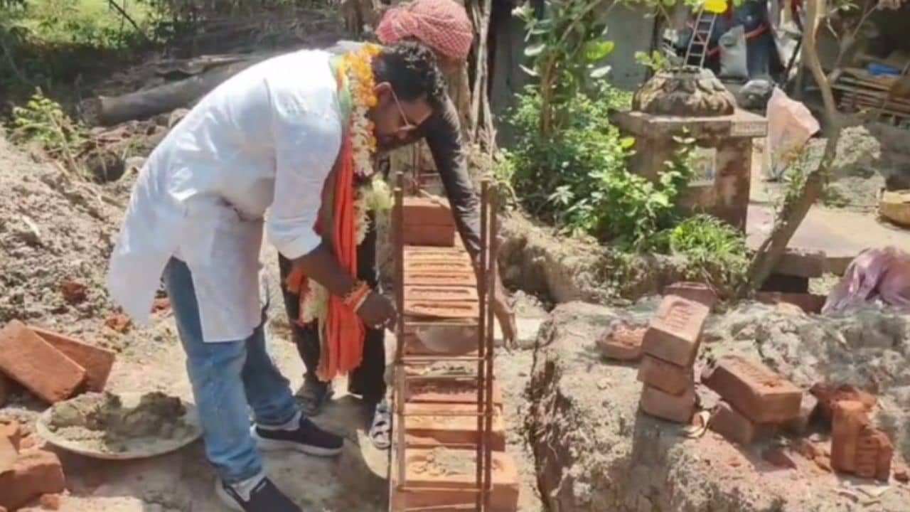 BJP Candidate Campaign: ...সব ধরনের কাজ পারি,ভোট প্রচারে বেরিয়ে রাজমিস্ত্রির কাজ করলেন BJP প্রার্থী