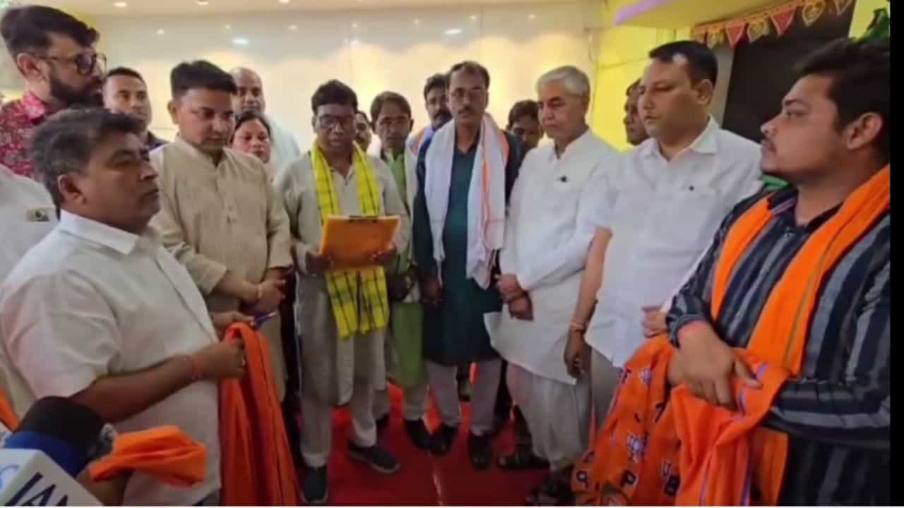 BJP To TMC Joining: মোদী আসার আগেই ভাঙন, তৃণমূল ছেড়ে বিজেপিতে যোগদান BJP To TMC Joining: মোদী আসার আগেই ভাঙন, তৃণমূল ছেড়ে বিজেপিতে যোগদান