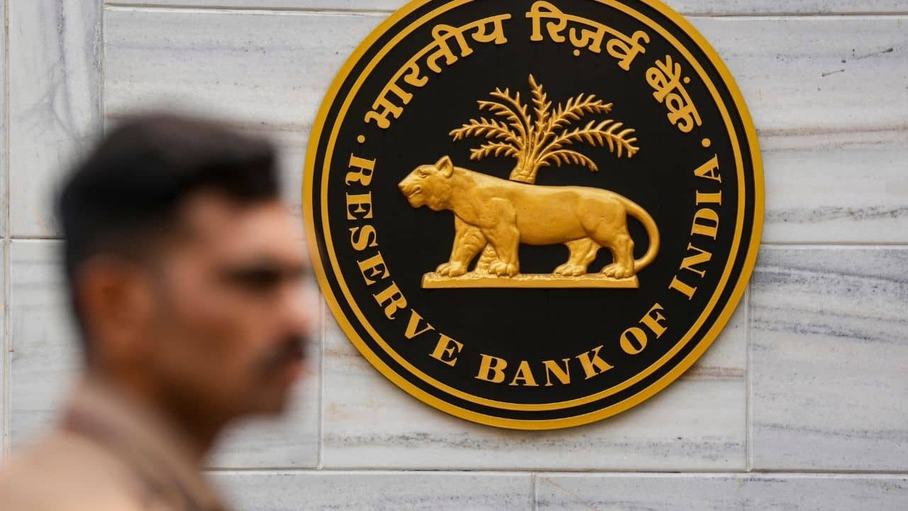 RBI Online Payment Rules: ১০ হাজারের বেশি পাঠালেই আটকে যাবে টাকা! অনলাইন পেমেন্টে নতুন নিয়ম আনছে RBI?