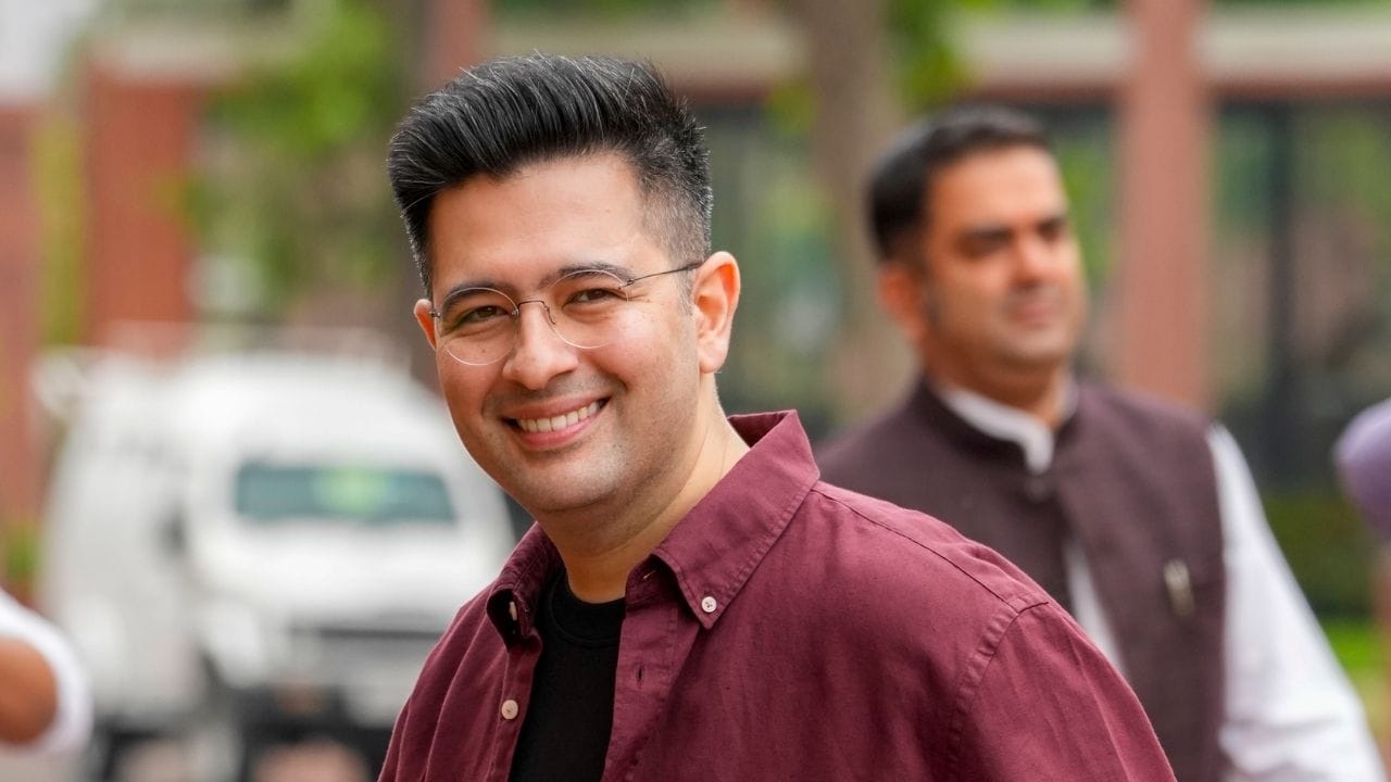 এই তরুণ তুর্কির ব্যক্তিগত জীবন নিয়েও সাধারণ মানুষের মধ্যে আগ্রহের শেষ নেই। স্ত্রী অভিনেত্রী পরিণীতি চোপড়া। রাজনীতিবিদ রাঘব চাড্ডার আয় কত?  