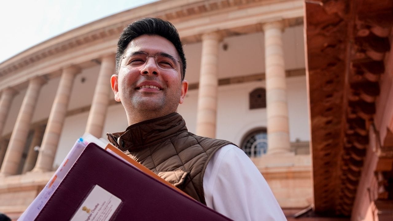  আম আদমি পার্টিতে বড় ধাক্কা। রাজ্যসভার সাংসদ রাঘব চাড্ডা আম আদমি পার্টি ছেড়ে যোগ দিলেন বিজেপিতে। এই ঘোষণার পরেই ফের একবার চর্চার কেন্দ্রবিন্দুতে উঠে এসেছে রাঘব চাড্ডা।