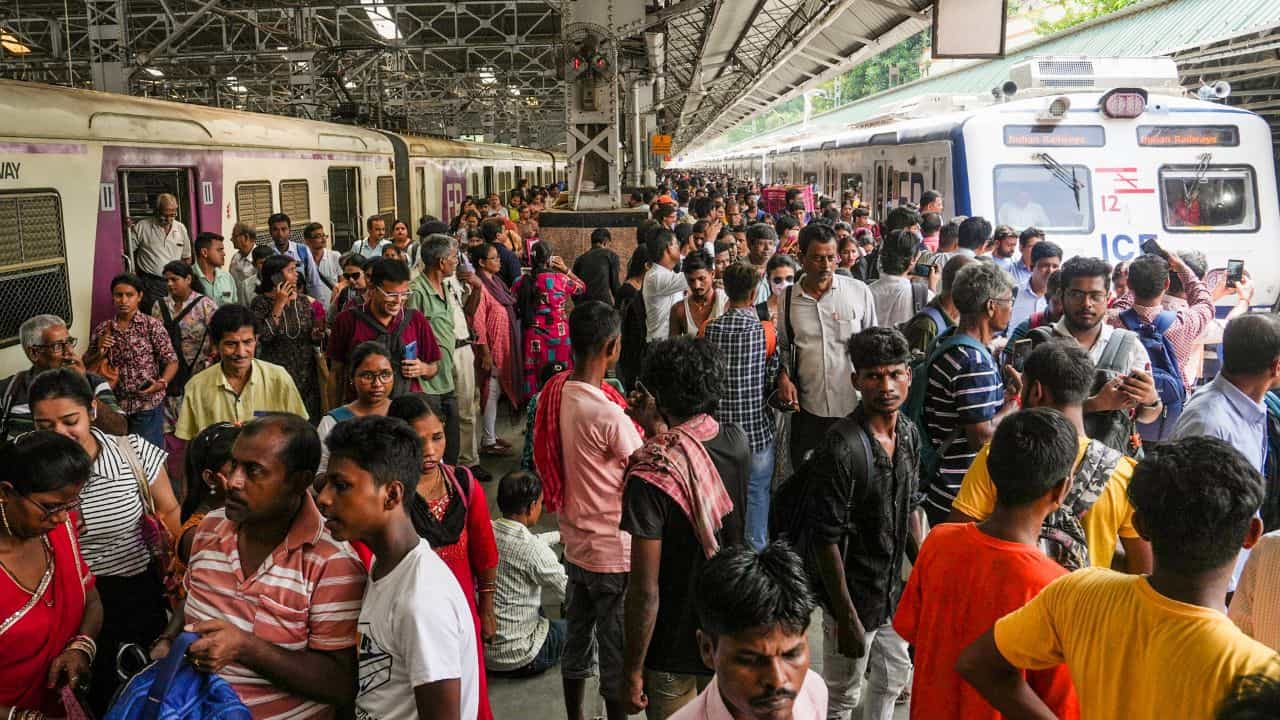 Indian Railways: রেলের ট্র্যাকে ময়লা ফেলা? একদিনে ১৪৪৭ জনকে পাকড়াও Indian Railways: রেলের ট্র্যাকে ময়লা ফেলা? একদিনে ১৪৪৭ জনকে পাকড়াও