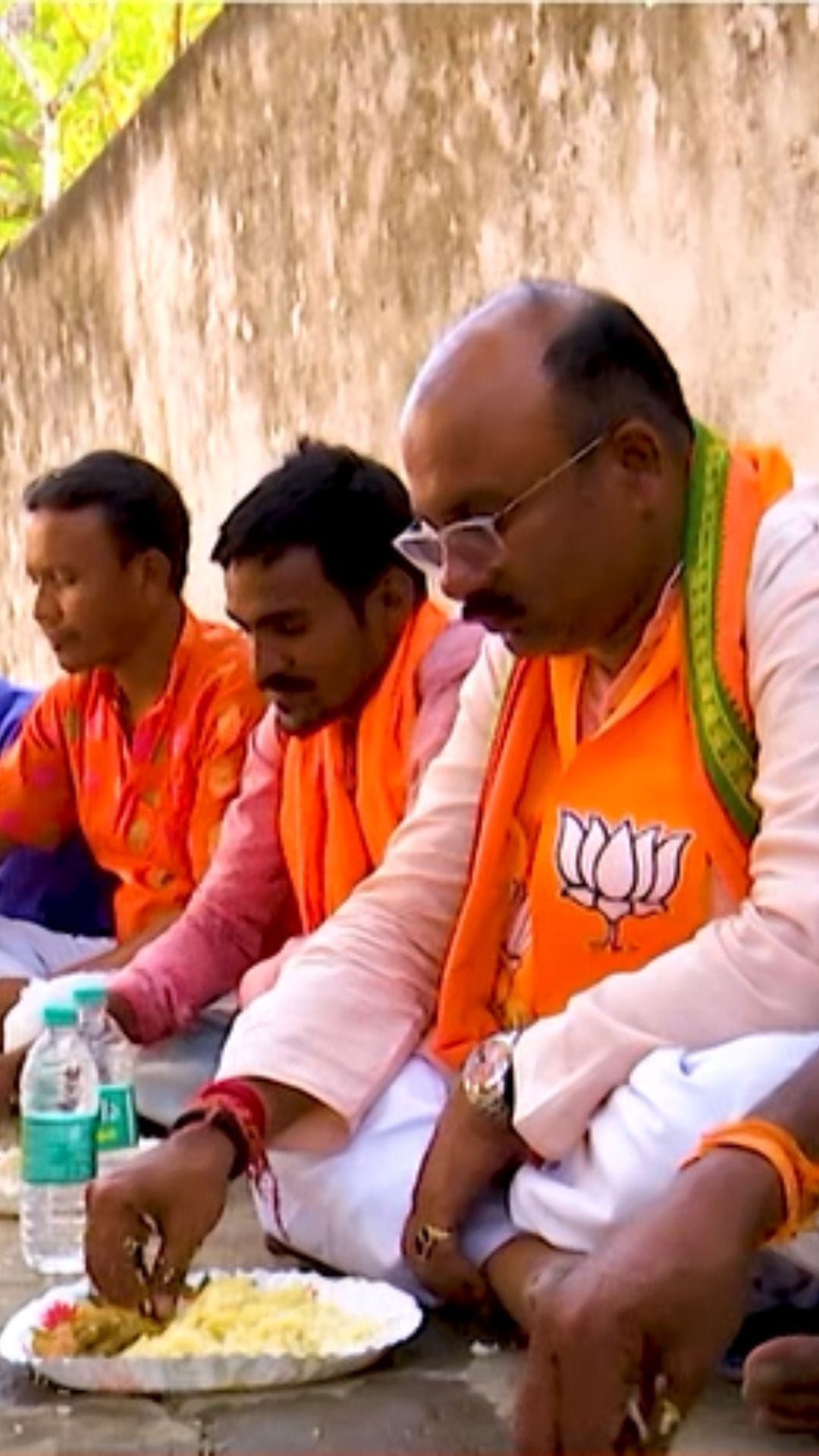 প্রচারের ফাঁকে কী খাচ্ছেন বিজেপি প্রার্থী? দেখুন