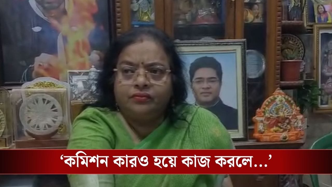 Ratna Chatterjee : বেহালার ঘটনায় রত্না চট্টোপাধ্যায়ের বিরুদ্ধে FIR, কমিশনকে তীব্র আক্রমণ TMC প্রার্থীর Ratna Chatterjee : বেহালার ঘটনায় রত্না চট্টোপাধ্যায়ের বিরুদ্ধে FIR, কমিশনকে তীব্র আক্রমণ TMC প্রার্থীর
