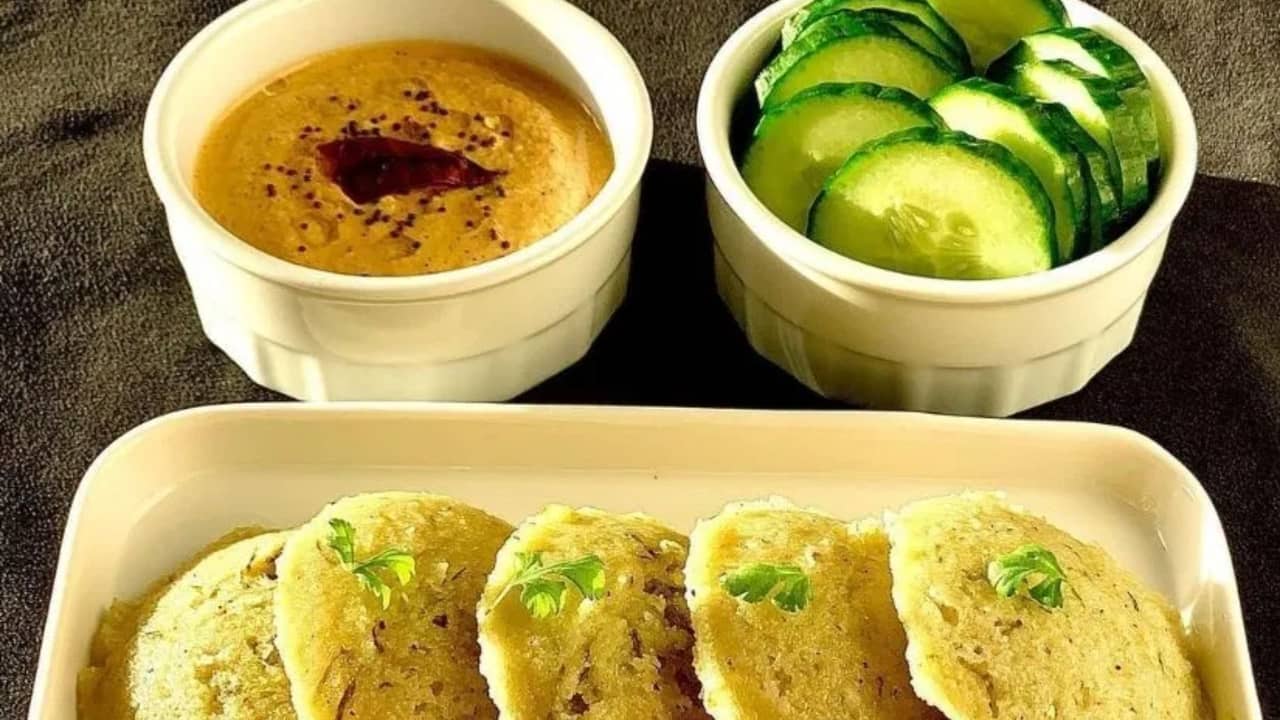 গরমের দুপুরে স্বস্তি পেতে চান? বাড়িতে বানিয়ে ফেলুন ‘শসা ইডলি’