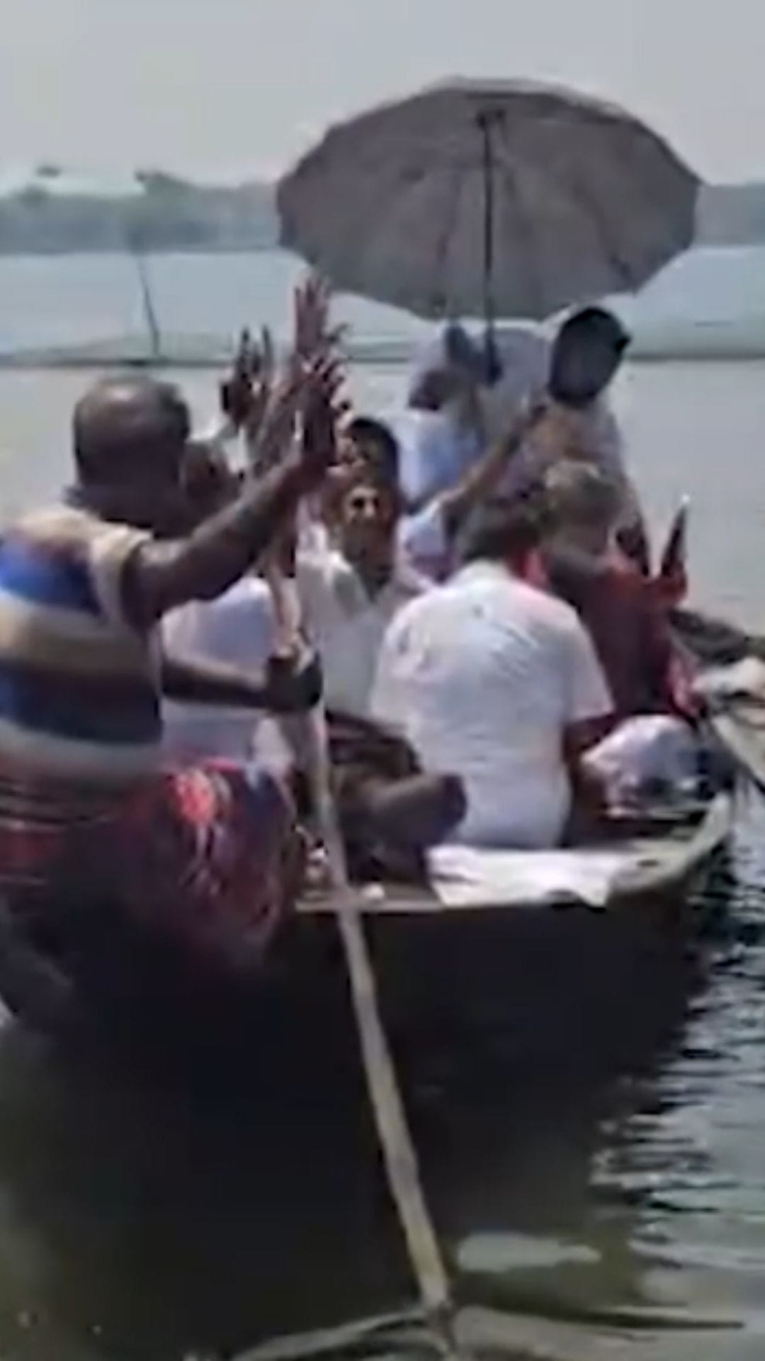 ইছামতী নদীতে নৌকা চেপে প্রচারে তৃণমূল প্রার্থী