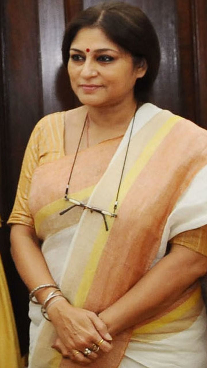 হাত ভর্তি আংটি রূপার! ভোটে জিততেও কি জ্যোতিষীতে ভরসা?