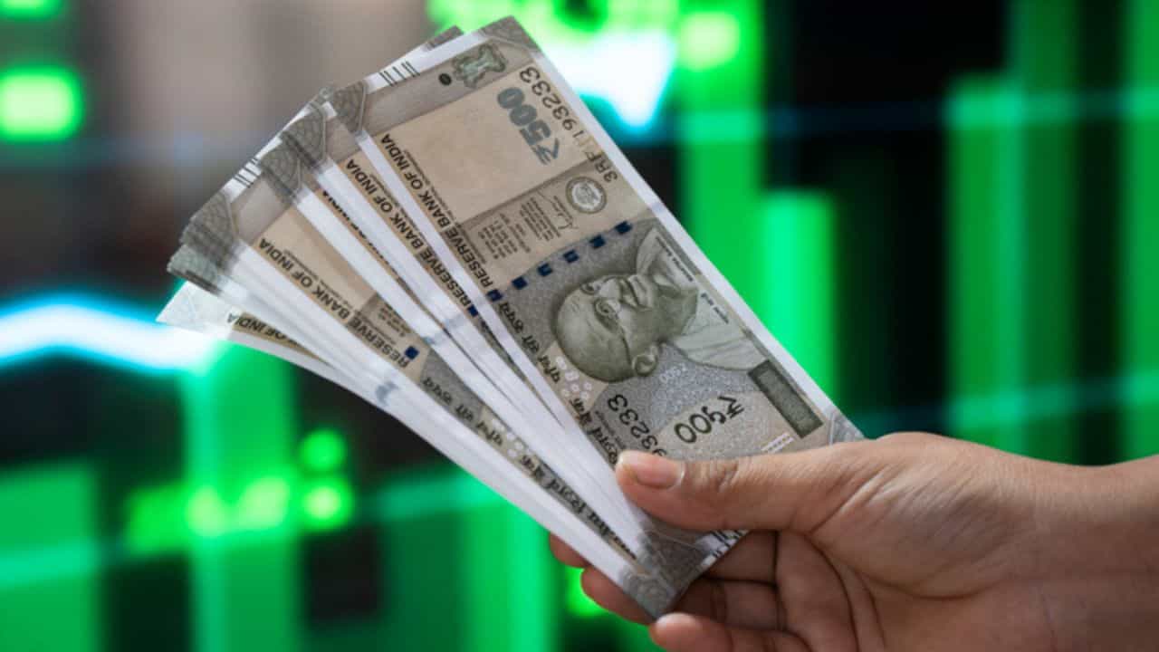 Small Saving Scheme: মিলবে ৮.২ শতাংশ সুদ, বিনিয়োগের জন্য কোন প্রকল্পগুলি সেরা, জেনে নিন