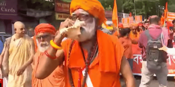 Saints Protest: আশ্রমে ঢুকে ‘হুমকি’, ‘মারধর’, প্রতিবাদে রাস্তায় সাধু-সন্ন্যাসীরা, কার্তিক মহারাজের নেতৃত্বে মিছিল