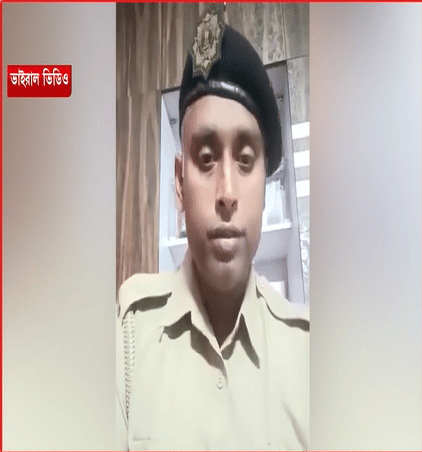 উর্দি পরে সরকার বদলের ডাক পুলিশকর্মীর