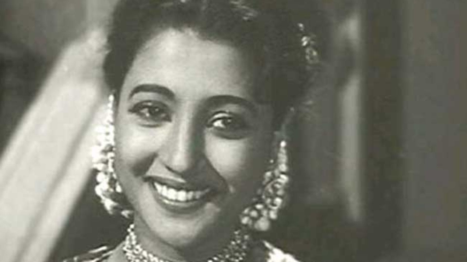 শোনা যায়, সুচিত্রা সেন শুটিং ফ্লোরে পা রাখলেই তটস্থ হয়ে পড়ত গোটা শুটিং ফ্লোর। এমনকী, তাঁর মেকআপ রুমে ঢোকার অনুমতি ছিল না সবার। অনেকেই সেই সময় জানতে চেষ্টা করেছেন, সুচিত্রা সেনের রূপচর্চার রুটিন, কিন্তু কখনই মহানায়িকা তা ফাঁস করেননি। 