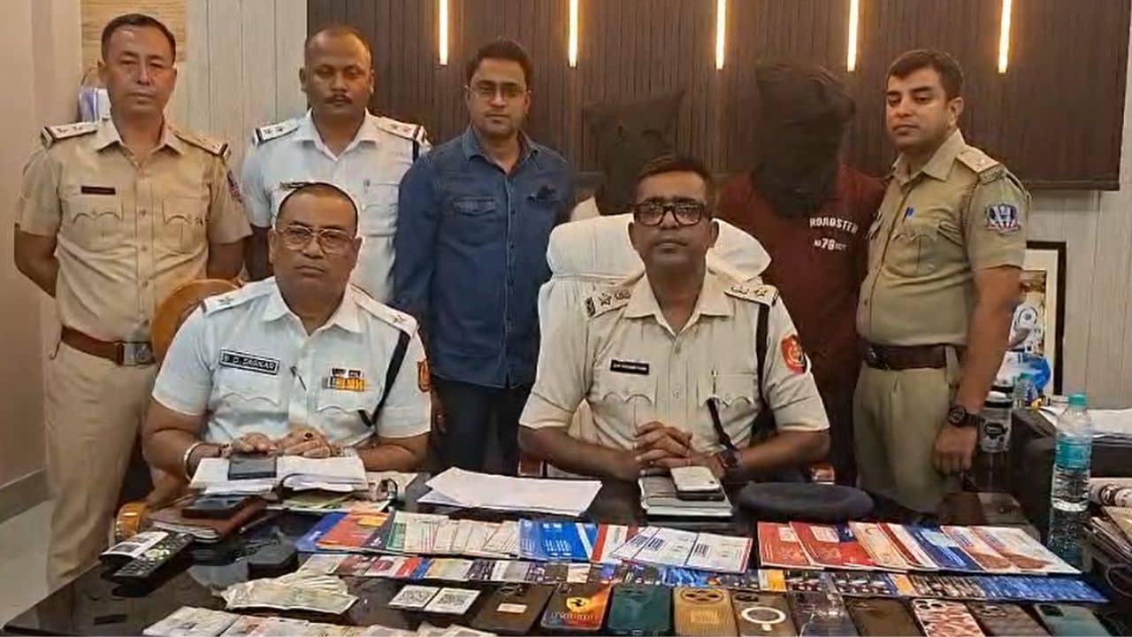 Siliguri cyber fraud racket: ভোটের আগে কী চলছিল শিলিগুড়িতে? অভিযানে নেমে চক্ষু চড়কগাছ পুলিশের