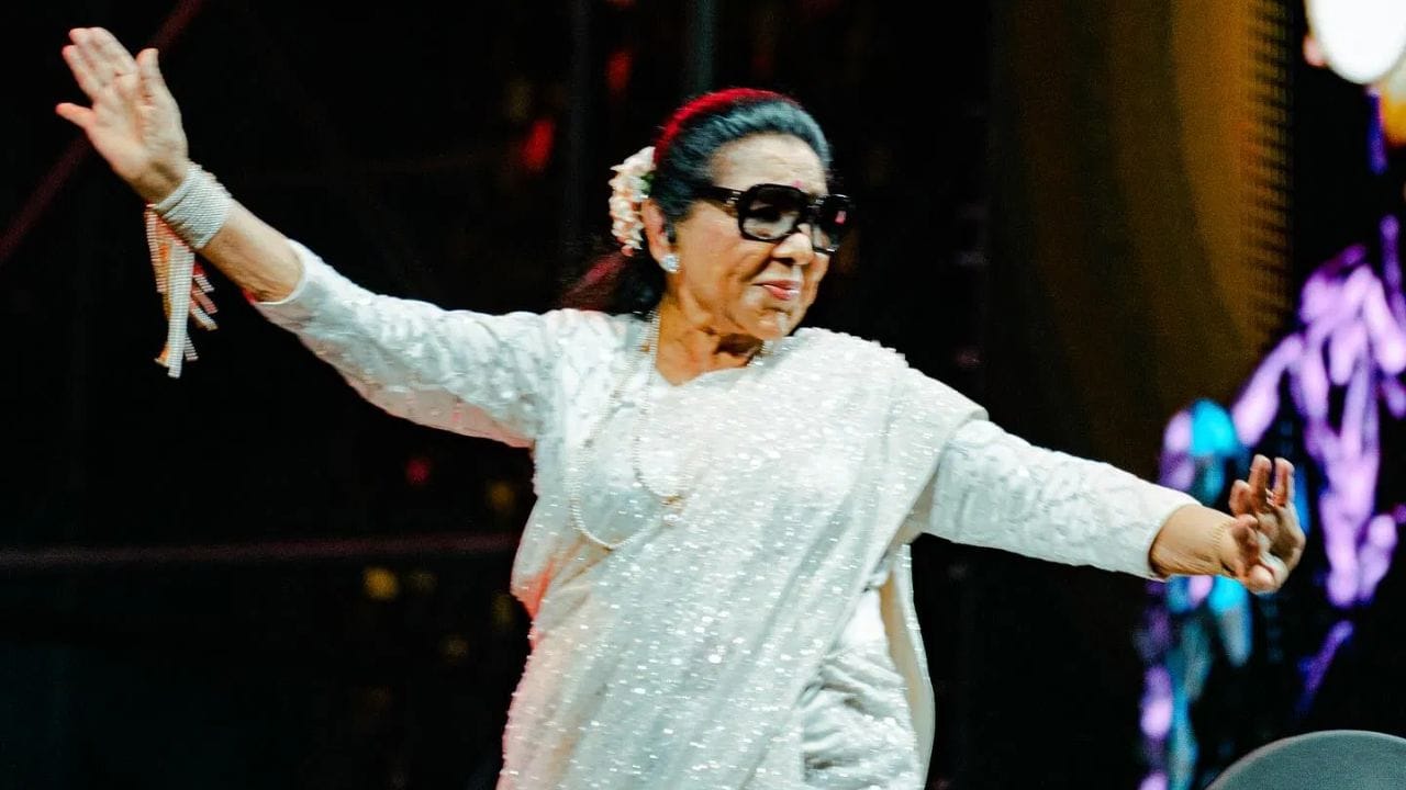 তাঁর মনের জোর দেখে কেউ ভাবতেই পারতেন না, তিনি নব্বই পেরিয়েছেন। একবার নারীদের শক্তির উল্লেখ করতে গিয়ে তিনি বলেন, "নারীদের শক্তি কতটা, তা দেখতে আমায় দেখুন। নব্বই বছর বয়সেও তিন ঘণ্টা দাঁড়িয়ে থেকে শো করছি।"