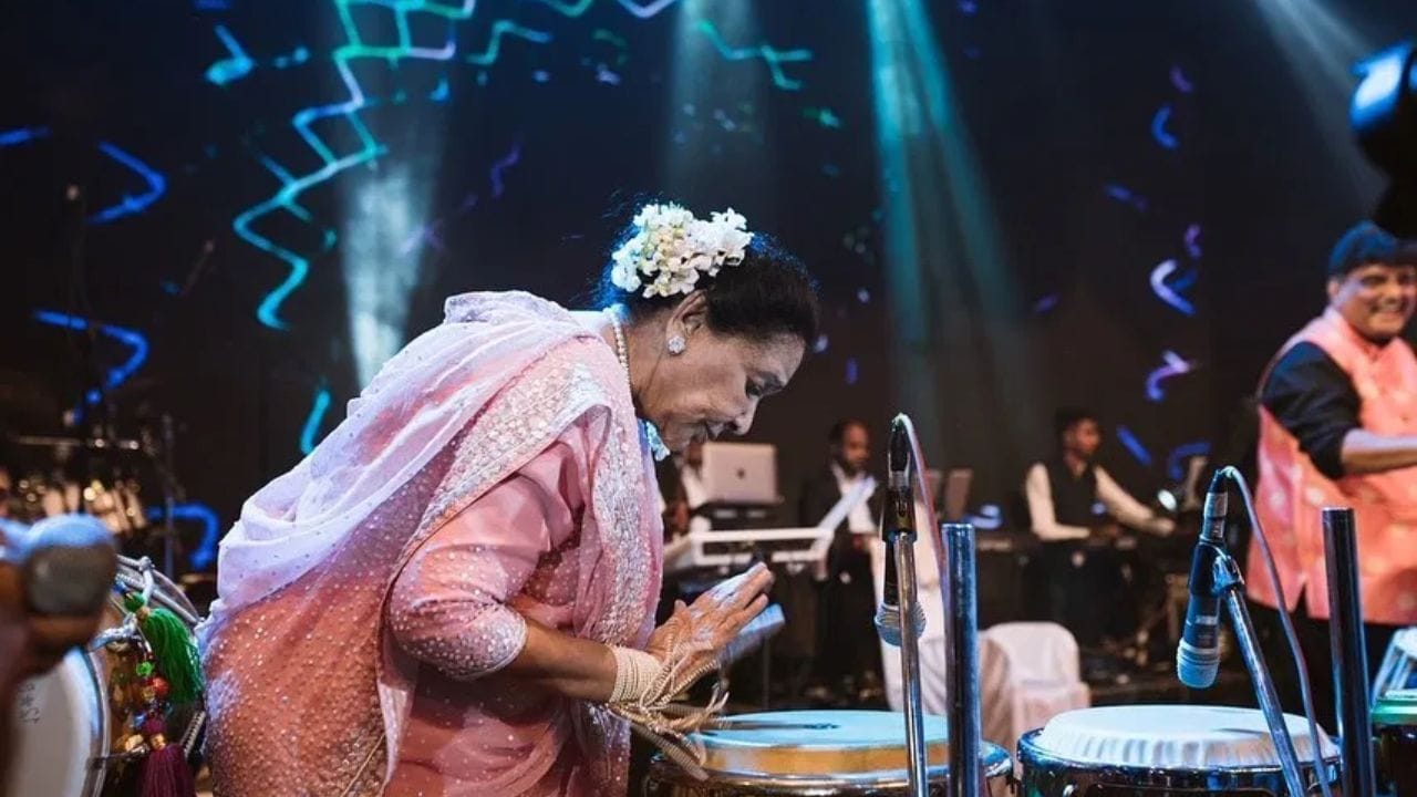 সংগীত জগতে অবদানের জন্য ২০০৮ সালে পদ্মবিভূষণ সম্মান পান তিনি। তার আগে ২০০০ সালে তিনি পান ‘দাদাসাহেব ফালকে’ পুরস্কার। এ ছাড়াও গিনেস বুক অফ ওয়ার্ল্ড রেকর্ডস তাঁকে বিশ্বের সবচেয়ে বেশি গান রেকর্ড করা শিল্পীদের মধ্যে অন্যতম হিসেবে স্বীকৃতি দিয়েছে।