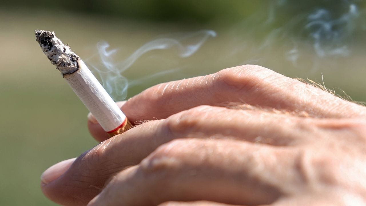 মলদ্বীপের আইনে বলা হয়েছে, ২০০৭ সালের পর যারা জন্মাবে, তারা সিগারেট ছুঁতেও পারবেন না। সেই পথ ধরেই এবার যুক্তরাজ্য বা ইংল্যান্ডেও বিল পাশ হয়ে গেল ধূমপান নিষিদ্ধ করার জন্য। 