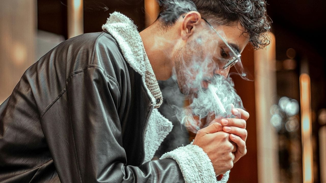 ২০২৪ সালেই ঋষি সুনক প্রধানমন্ত্রী থাকাকালীন দ্য টোবাকো অ্যান্ড ভেপস বিল আনা হয়েছিল। বর্তমানে লেবার পার্টি সরকার সেই বিলকে আইনে পরিণত করেছে।  ২০২৭ সাল থেকে এই আইন কার্যকর হবে। তখন থেকেই বয়সসীমা হিসাব করা হবে। 