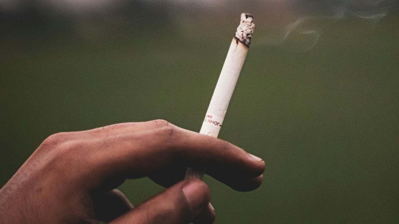 বিগত ৩৫ বছরে গ্রেট ব্রিটেনে স্মোকিং বা ধূমপানের হার অর্ধেক হয়ে গিয়েছে।  ইউরোপের মধ্যে সবথেকে কম ধূমপানের হার গ্রেট ব্রিটেনে। 