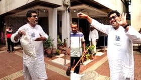 TMC councillor catches Snake: ভবনীপুরে ভোট প্রচারে গিয়ে কাউন্সিলর ধরলেন সাপ! পাশে থাকার কথা বলে ভোট চাইলেন মমতার জন্য...