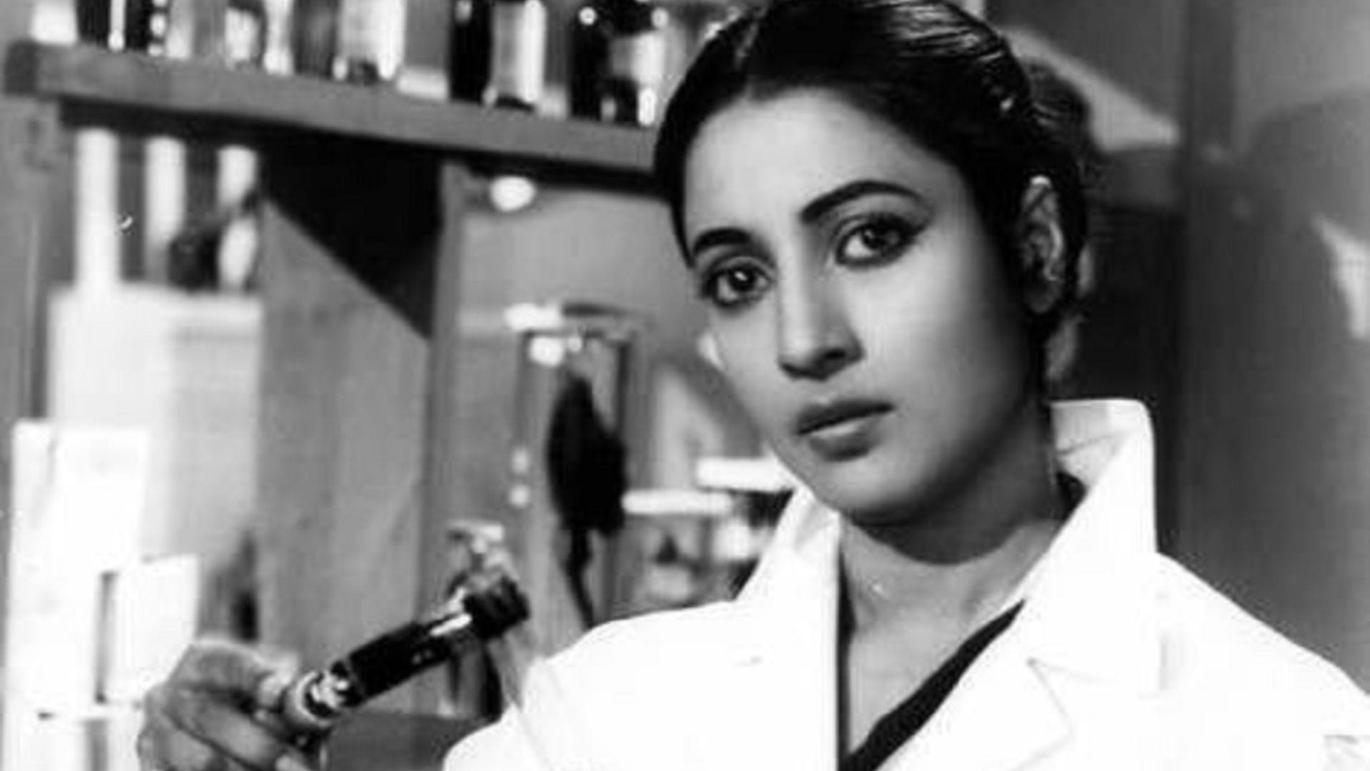 এরপর আলতোভাবে মুছে নিয়ে ক্রিম মাখতে হবে। এমনকী, সুচিত্রা বলেছিলেন, প্রতিরাতে বাড়ি ফিরে মেকআপ তুলে, মুখে ক্রিম মেখে গরমভাব নিতে।