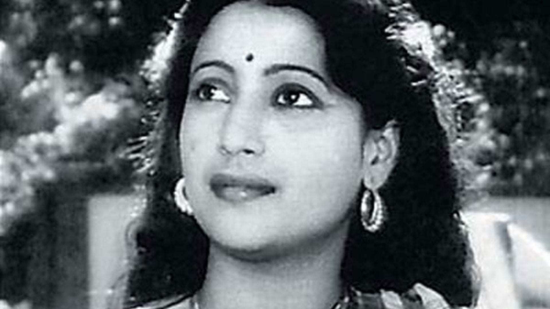 এছাড়াও নানা পত্র-পত্রিকা থেকে জানা যায়, নিজেকে সুন্দর রাখতে একটি বিশেষ ডায়েটও অনুসরণ করতেন সুচিত্রা। খেতেন প্রচুর ফল, সবজি। 