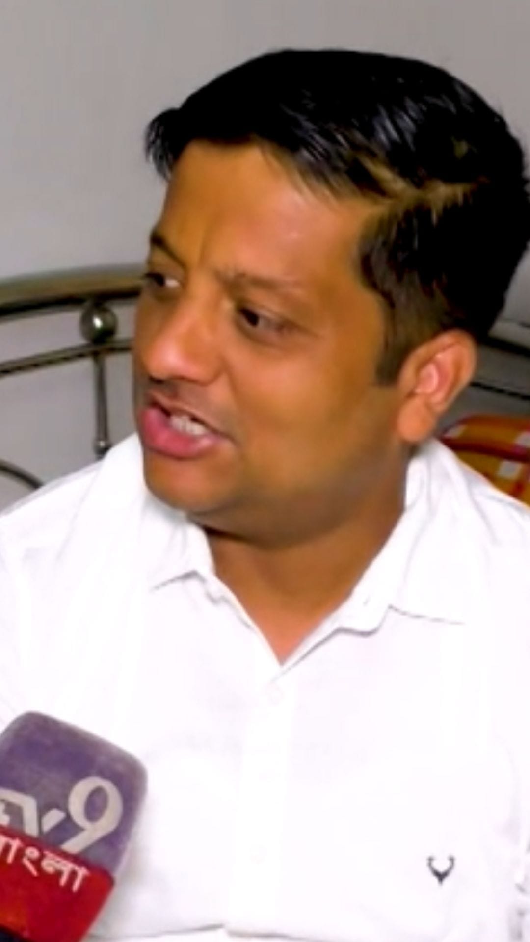 সাদা জামা, নীল ডেনিম প্রচারে এই কম্বিনেশনই পছন্দ বীজপুরের BJP প্রার্থীর