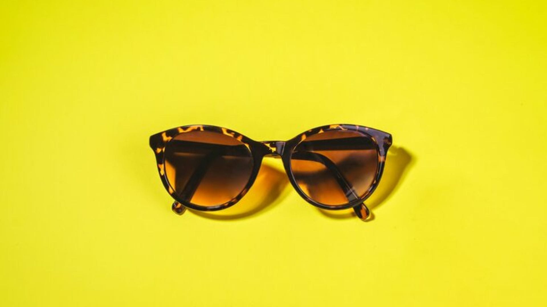   বাদামী বা ব্রাউন (Brown): বাদামী লেন্স নীল আলোকে প্রতিহত করে এবং বৈসাদৃশ্য (Contrast) বাড়াতে সাহায্য করে। গল্ফ খেলা বা মাছ ধরার মতো রোদেলা আউটডোর অ্যাক্টিভিটির জন্য এই রঙের চশমা সেরা।