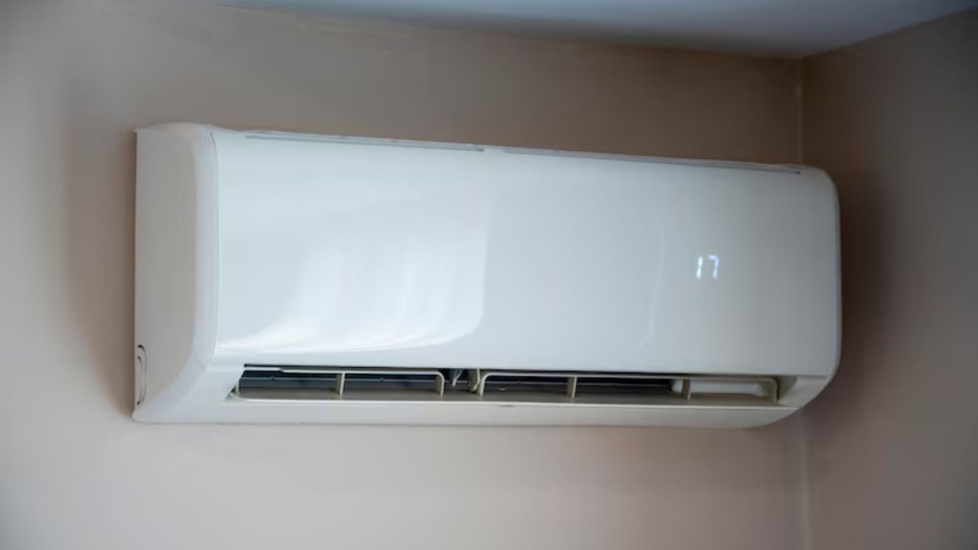 দীর্ঘক্ষণ এসিতে বসে কাজ করলে মাঝেমধ্যে উঠে স্ট্রেচিং বা হালকা ব্যায়াম করা প্রয়োজন যাতে শরীরে রক্ত সঞ্চালন স্বাভাবিক থাকে এবং মেটাবলিজম সচল থাকে। Photo: Freepik