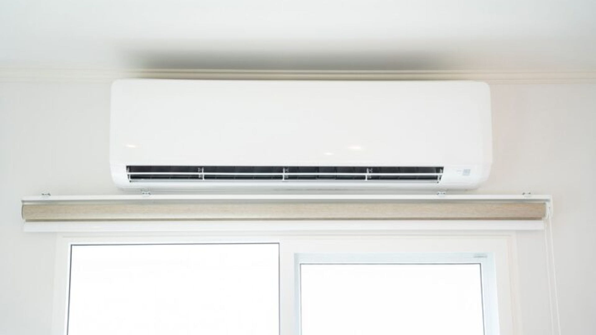  টানা কয়েক ঘণ্টা এসিতে না বসে প্রতি ১-২ ঘণ্টা অন্তর এসি থেকে বেরিয়ে প্রাকৃতিক বাতাসে কিছুক্ষণ সময় কাটানো উচিত। Photo: Freepik