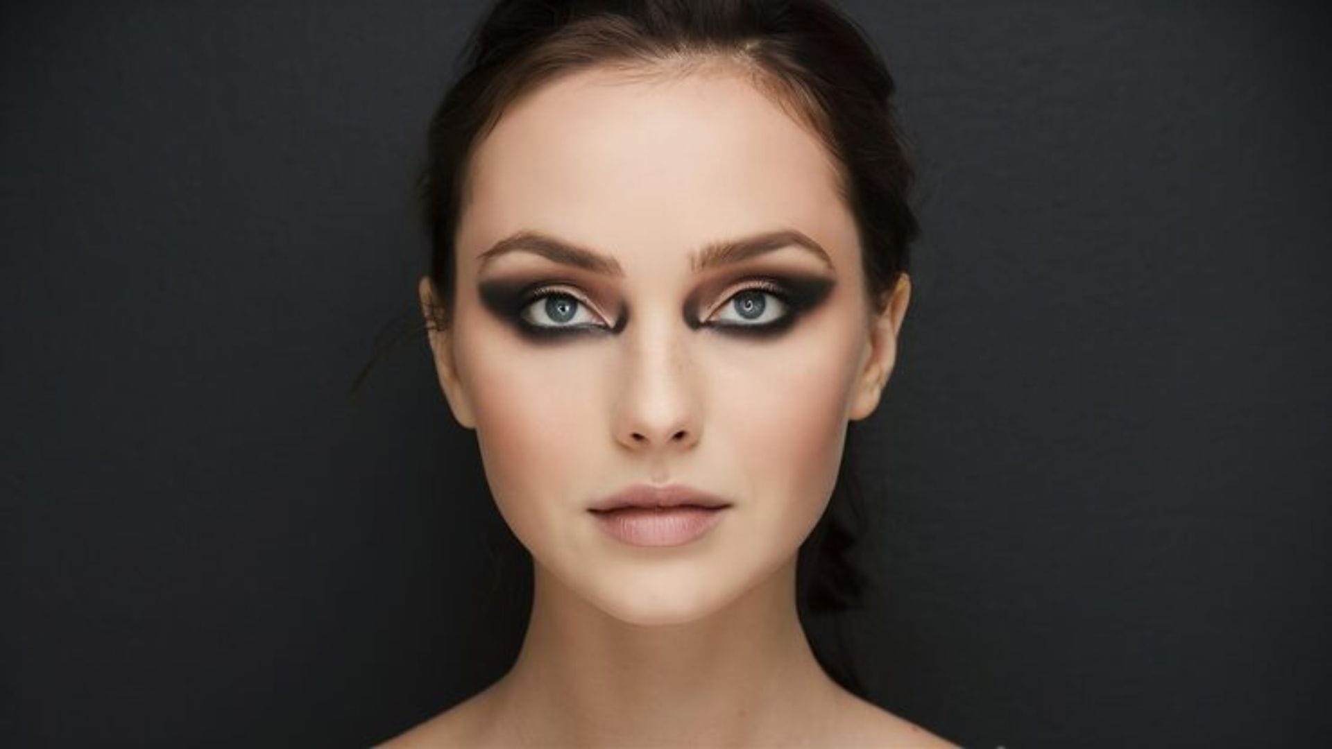 গরমে বাইরে বের হলে ব্যাগে সবসময় ইয়ারবাড বা কটন বাড রাখুন। যদি কাজল সামান্য ছড়িয়েও যায়, তবে ঘষবেন না; আলতো করে কটন বাড দিয়ে বাড়তি অংশটুকু মুছে নিন।