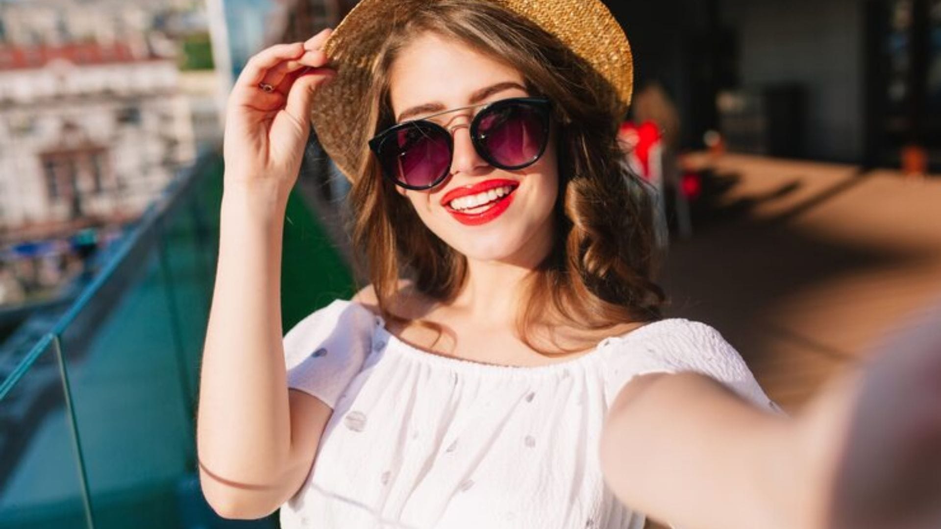  হলুদ বা ইয়েলো (Yellow): কম আলোতে কাজ করার জন্য হলুদ বা কমলা লেন্স অতুলনীয়। কুয়াশাচ্ছন্ন আবহাওয়ায় বা ভোরের দিকে এই লেন্স চারপাশকে অনেক বেশি উজ্জ্বল আর স্বচ্ছ দেখায়।