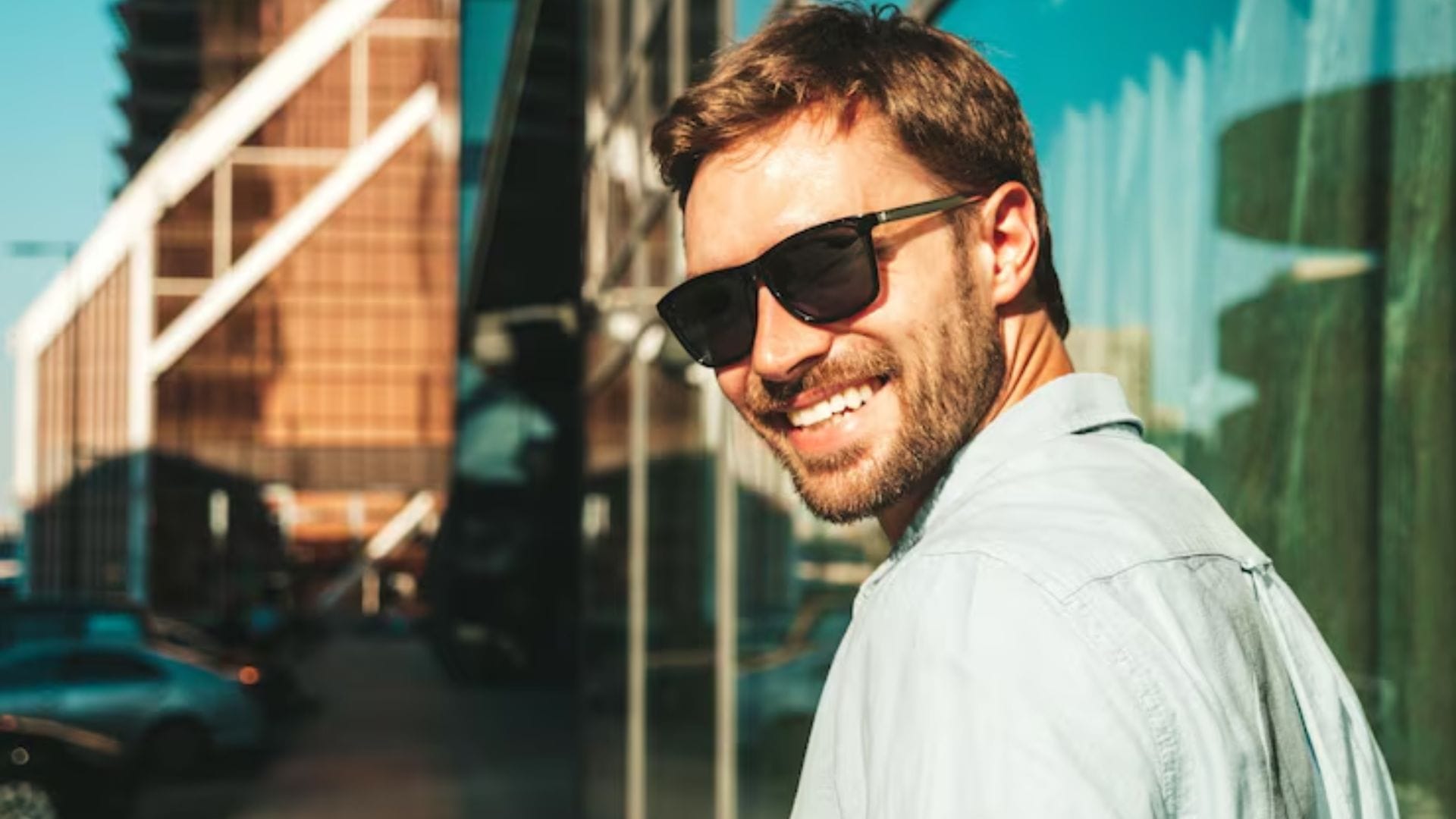 লাল বা গোলাপি (Red/Pink): এই রঙের লেন্স দীর্ঘক্ষণ পরে থাকলেও চোখে ক্লান্তি আসে না। বরফের খেলা (Skiing) বা কম্পিউটারে দীর্ঘক্ষণ কাজ করার সময় চোখের আরামের জন্য লালচে শেড উপযোগী।