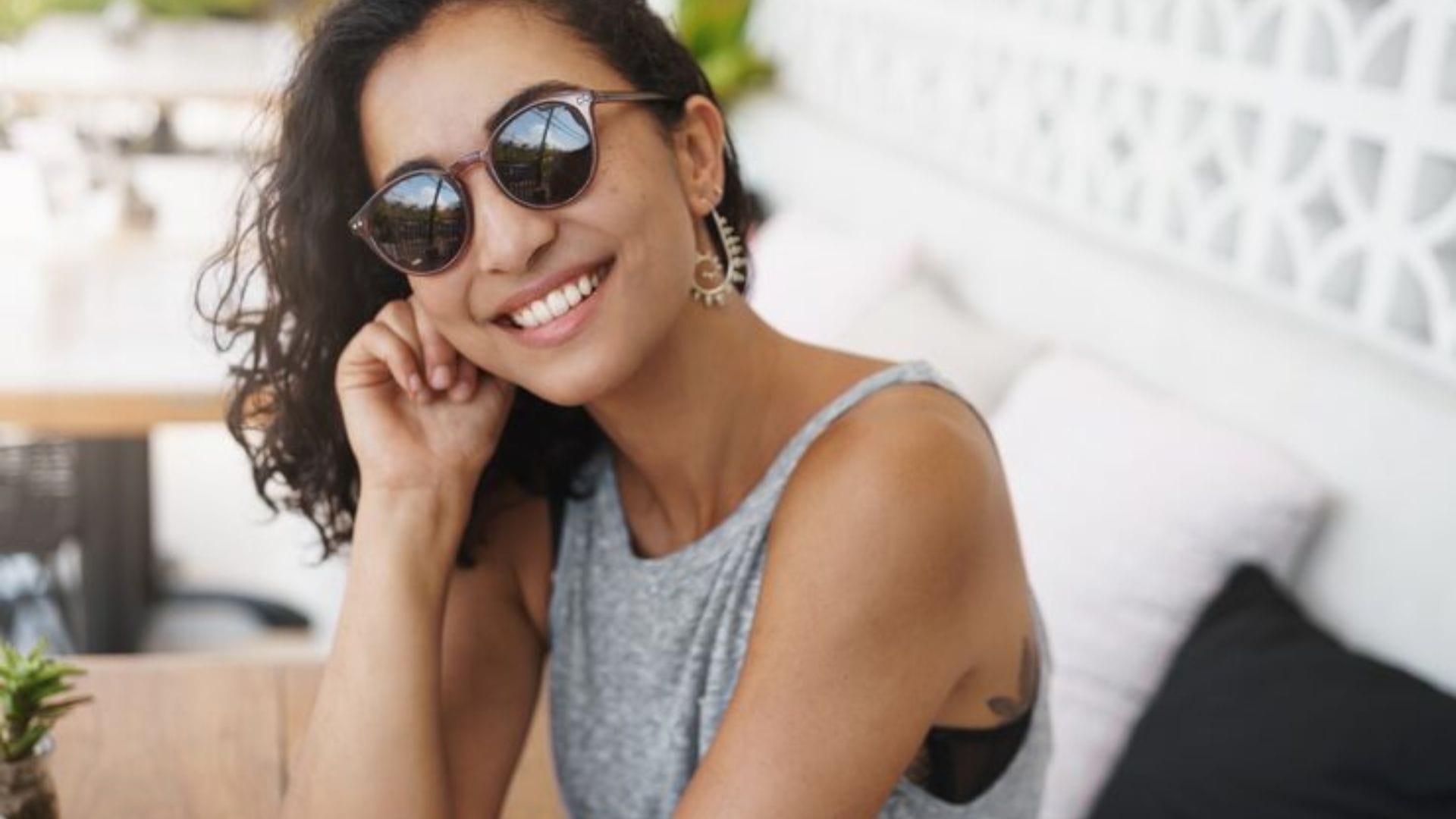  মিররড লেন্স (Mirrored): এর ওপরের অংশটি আয়নার মতো প্রতিফলন সৃষ্টি করে। যারা দীর্ঘক্ষণ প্রচণ্ড রোদে বা পাহাড়ে ট্রেকিং করতে যান, তাদের জন্য এটি উপযুক্ত কারণ এটি সরাসরি আসা কড়া আলোকে ফিরিয়ে দেয়।