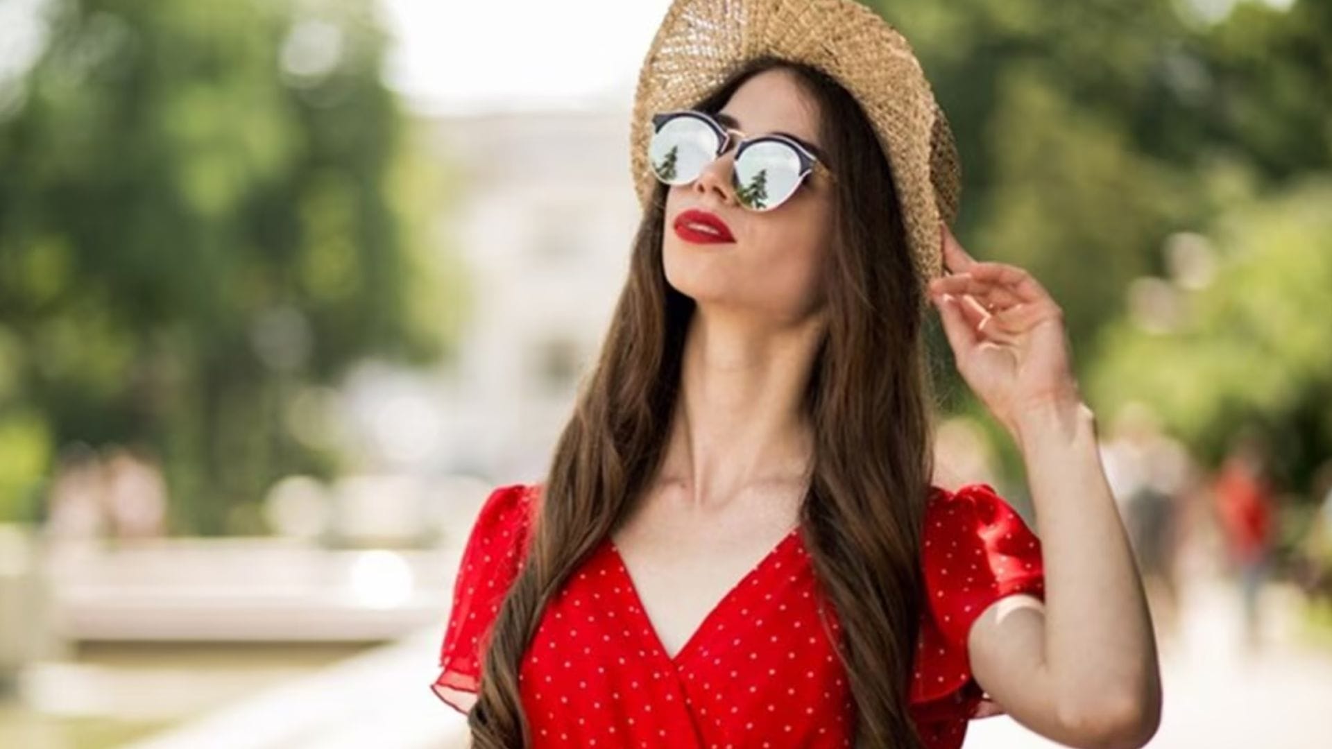   পোলারাইজড লেন্স (Polarized): নির্দিষ্ট রঙের পাশাপাশি ‘পোলারাইজড’ লেন্স জল বা রাস্তার ওপর থেকে আসা চকচকে প্রতিফলন (Glare) আটকায়। এটি চোখকে ঝলসানো আলোর হাত থেকে শতভাগ সুরক্ষা দেয়।