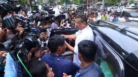 Live: শুভেন্দুকে ঘিরে কালীঘাটে তুমুল উত্তেজনা, কাকে ফোন করছেন তিনি?