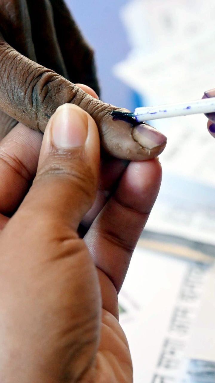 দৃষ্টিহীন বৃদ্ধর ভোট 'চুরি'! অভিযুক্ত খোদ BLO, ব্যাপক অশান্তির মাঝে মৃত্যু বৃদ্ধের স্ত্রীর