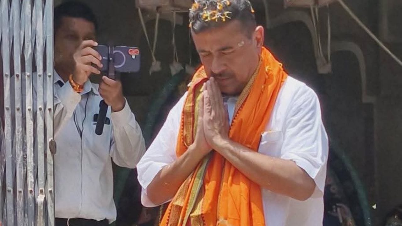 এরপর ইভিএম হাতে পাড়ায় পাড়ায় গিয়ে ভোটারদের বোঝান তিনি। এদিন সন্ধ্যায় নন্দীগ্রাম ১ ব্লকের পরপর দু'টি কর্মীসভা রয়েছে বিজেপি প্রার্থী শুভেন্দু অধিকারী।