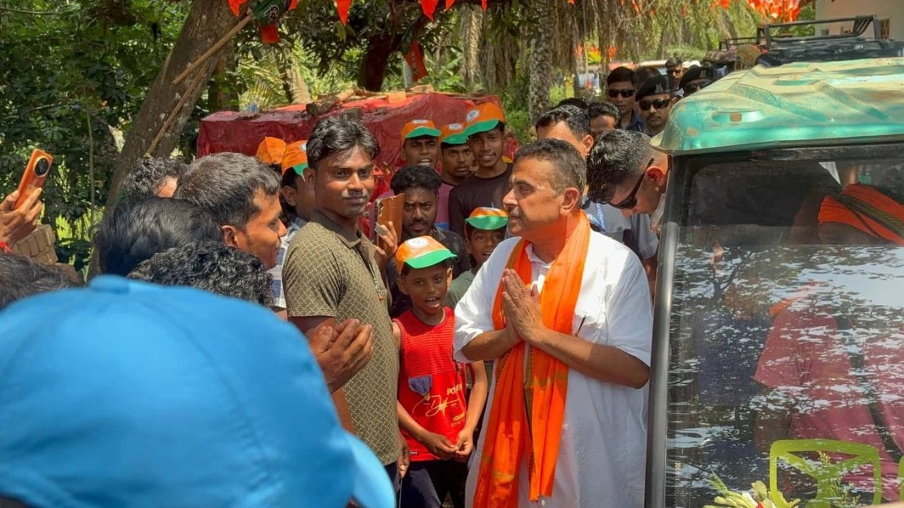 বার ছাব্বিশের নির্বাচনে ছবিটা উল্টো। সদ্য বিজেপি থেকে আসা,একদা শুভেন্দু ঘনিষ্ঠ নন্দীগ্রাম ২ ব্লকের বয়াল ১ পঞ্চায়েত সদস্য পবিত্র করকে নন্দীগ্রামের তৃণমূল প্রার্থী হিসেবে টিকিট দিয়েছে তৃণমূল।