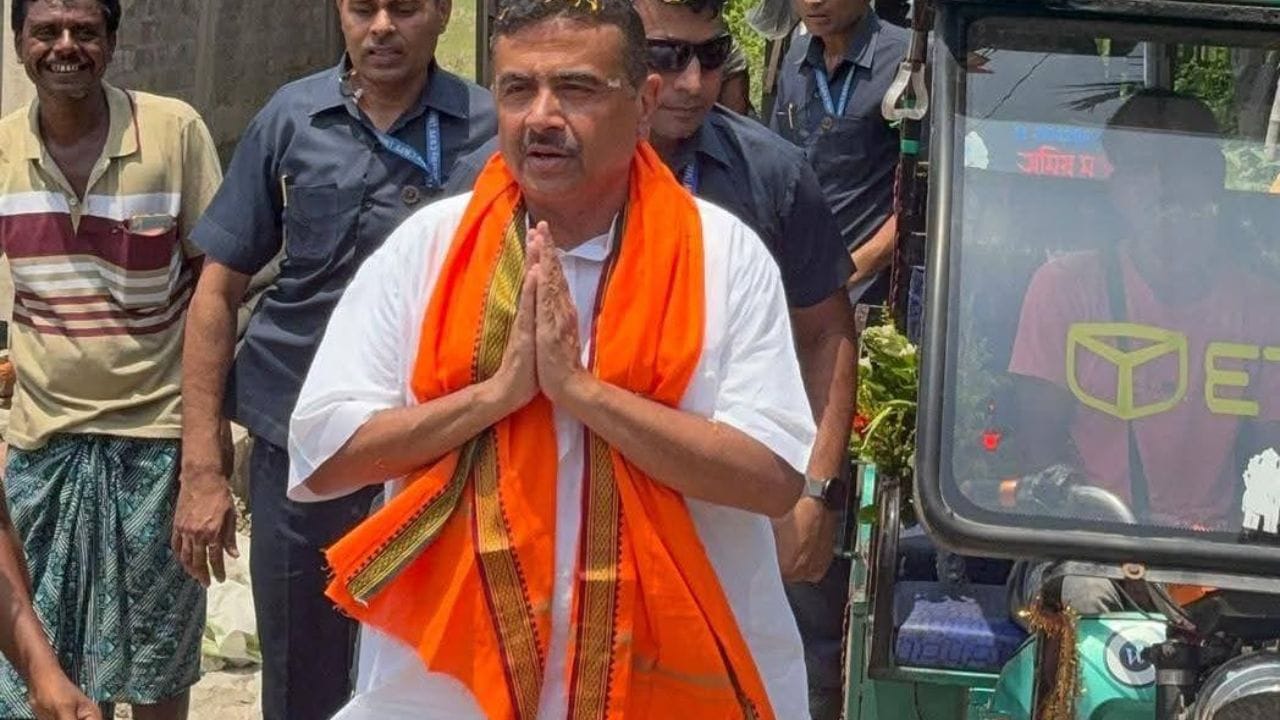  হাইভোল্টেজ নন্দীগ্রামে প্রচারে বিজেপি প্রার্থী শুভেন্দু অধিকারী। এবার তিনি প্রার্থী হয়েছেন দুটি জায়গা থেকে। একটি তো নন্দীগ্রাম আর অন্যটি ভবানীপুর।  