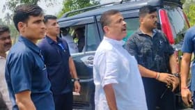 হঠাৎ গাড়ি থেকে নেমে কাদের দিকে এগিয়ে গেলেন শুভেন্দু?